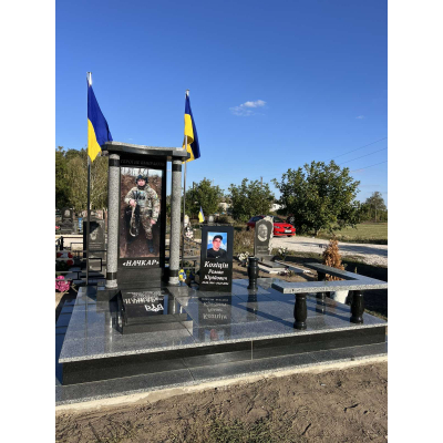 Пам'ятник для військового з колонами